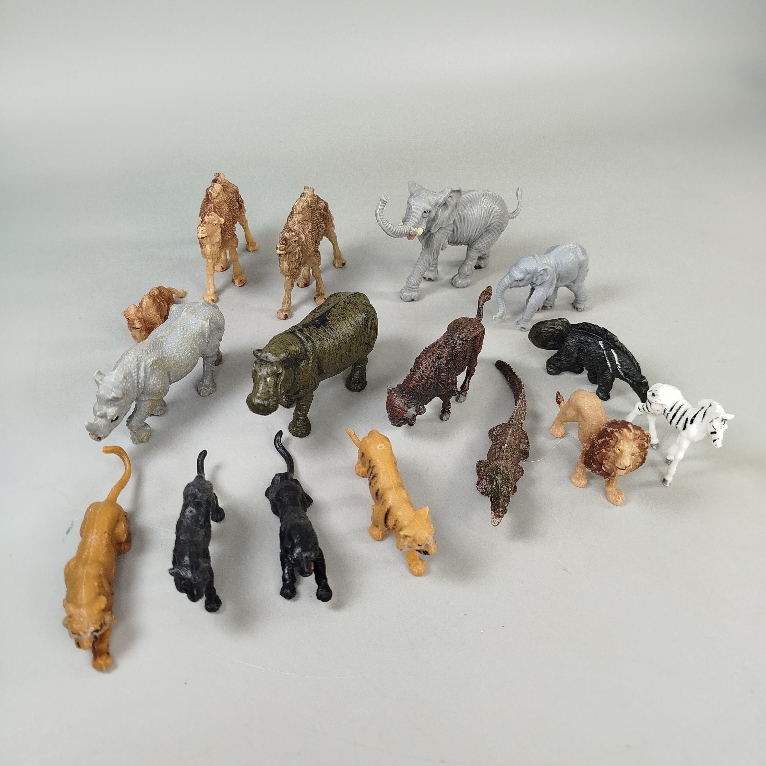 DDR Tierfiguren Set von 16 aus Savanne, Regenwald und Wüste